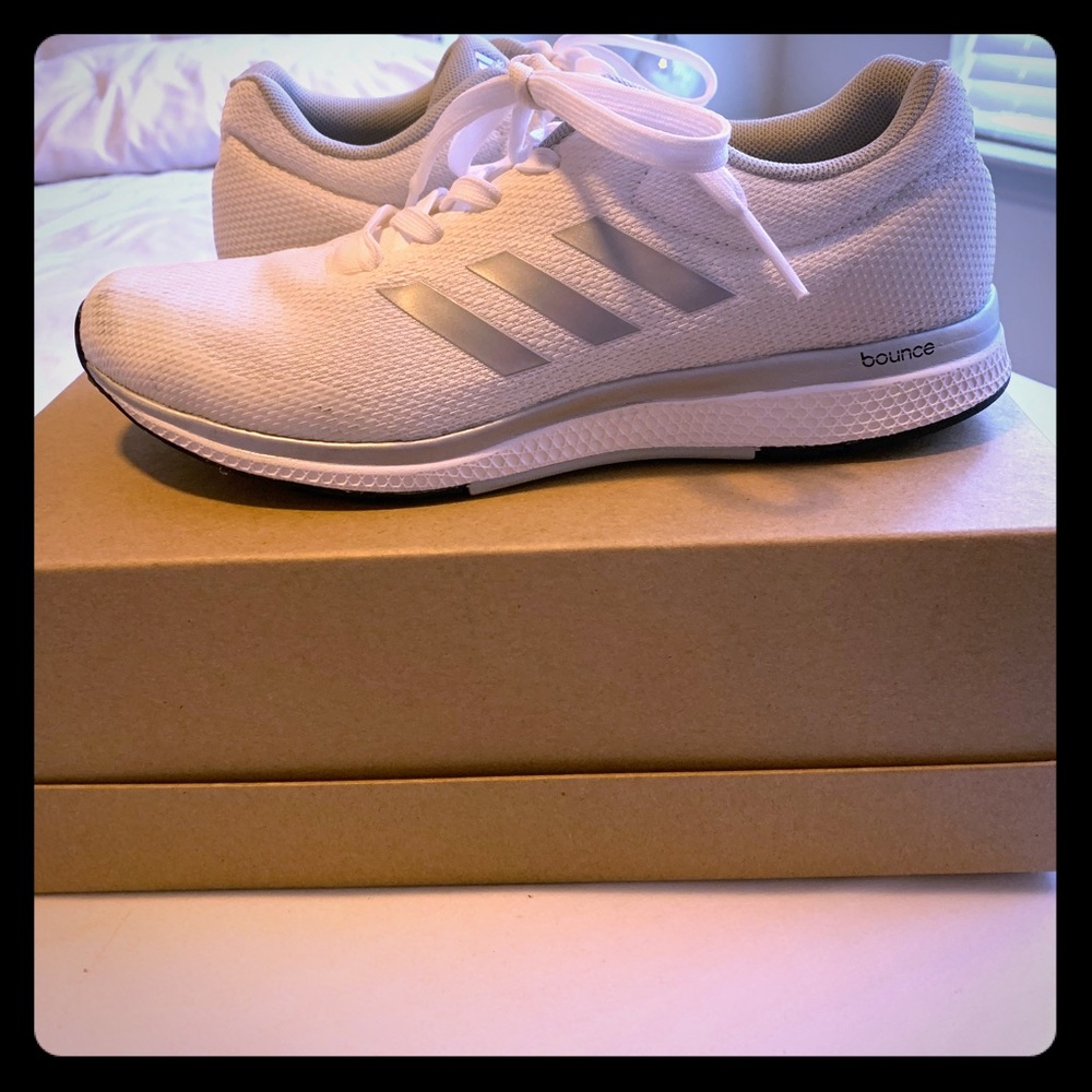 Adidas Mana Bounce - Women Size 8 - Barely Worn!
